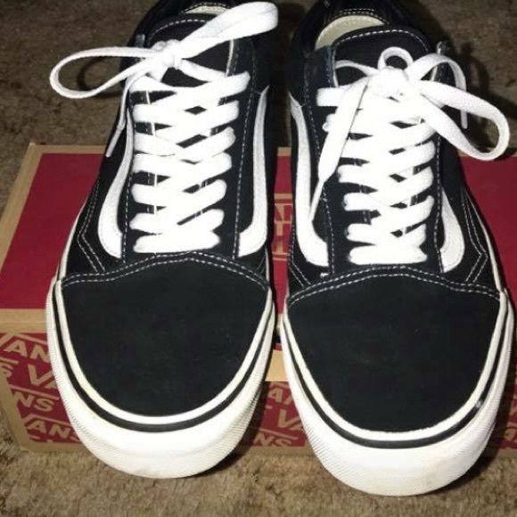 black and white vans on feet